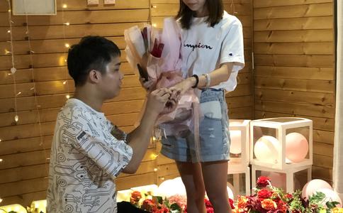 婚礼现场新郎唱什么歌_新郎