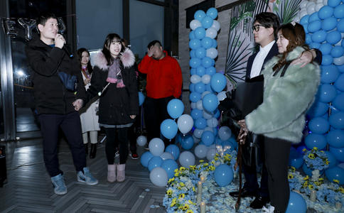 小伙造惊喜求婚百人见证送祝福