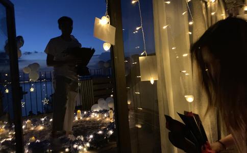 美女伴娘穿什么颜色的礼服好_婚纱礼服