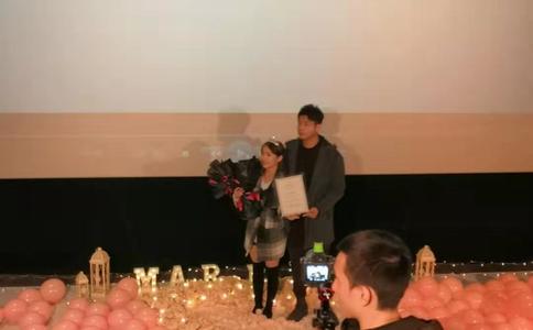 戒指带小拇指什么含义呢_结婚