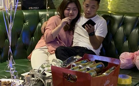 浪漫邯郸求婚：男子LED大屏高调求婚 寒风凛冽难阻挡爱