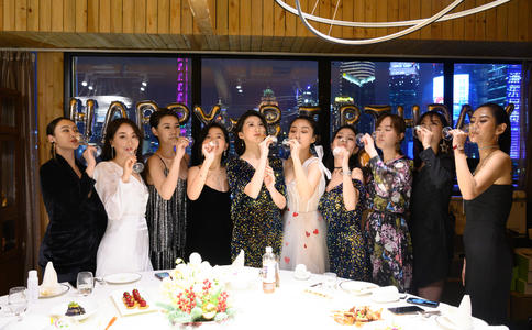 了解婚礼蛋糕定制法则提升婚礼气氛_婚礼