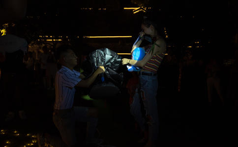 湖南女研究胜创业大本营夺冠 男友现场浪漫下跪求婚