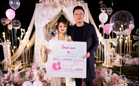 成都男子万达广场浪漫求婚 女友感动泪如雨下