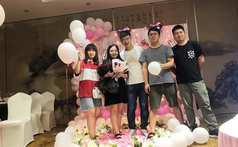 让她不答应都不行就在大庆求婚“收买人心”的求婚