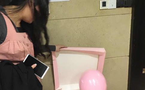 重庆大学毕业典礼浪漫求婚 王雷向李小萌跪地求婚成功