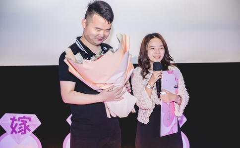 宝马哥太原求婚：土豪用快闪向女友浪漫求婚