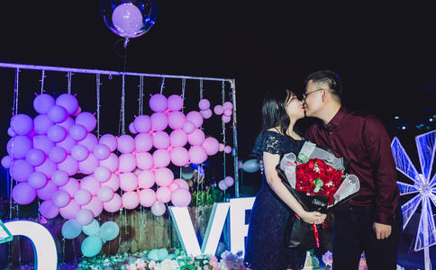 用鲜花装饰“白马”打造最牛婚车~~_婚车