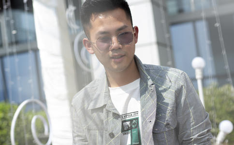 小伙变身大白哈尔滨求婚 中央大街浪漫求婚女友成功