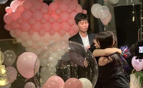 徐州跨年夜小伙广场浪漫求婚 女友捂嘴泪奔