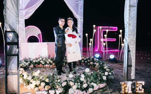 紫色的婚礼主题布置图片_婚礼