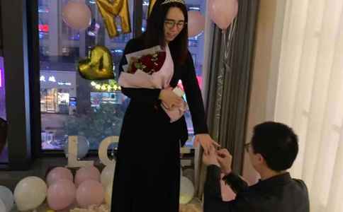 上海日月广场上演style求婚 男子花费一月工资想女友浪漫求婚