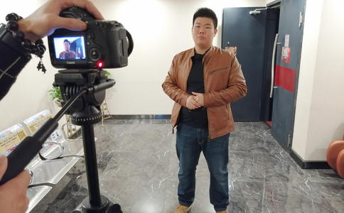 结婚戒指买黄金好还是白金好_结婚