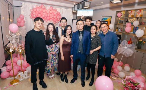 戒指戴法男戴哪个手指比较容易吸引女生_结婚