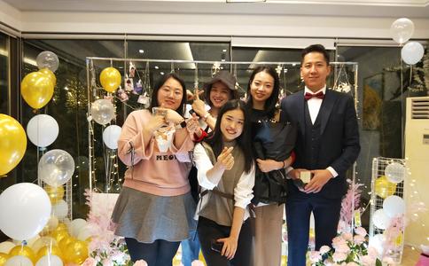 西安帅哥七夕前夜求婚 独特求婚方式打动女孩