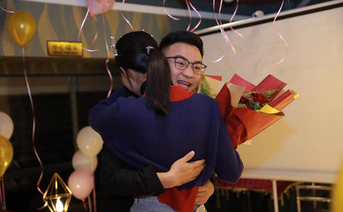 定婚戒指戴哪个手指比较好_结婚