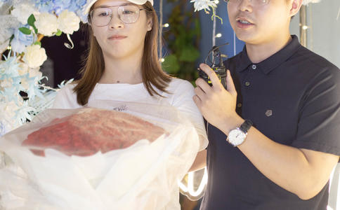 西安上演古城墙浪漫求婚 守护3071天的爱情