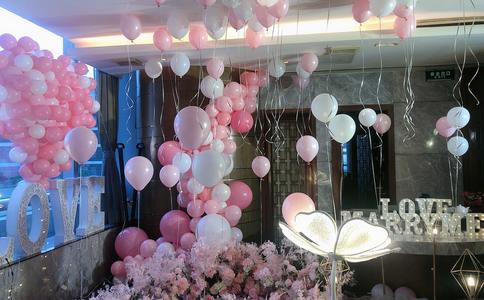 男子假装车祸丧生躺＂血泊＂向女友求婚