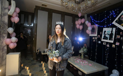 长沙求婚策划  男子玫瑰花求婚成功