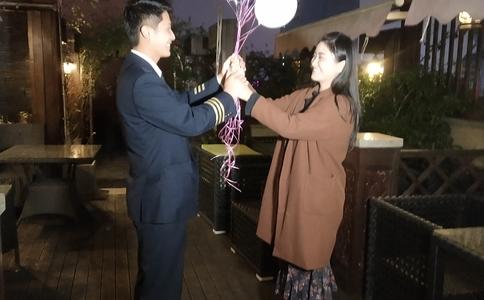 西安男子创意点子求婚感动女友 快递自己送给你一辈子