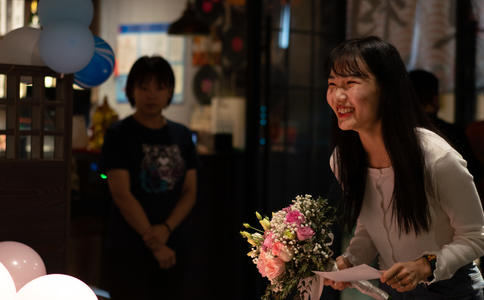 重庆浪漫甜点求婚方式 感动中甜蜜牵手