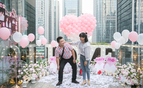 婚礼现场鲜花布置_婚礼