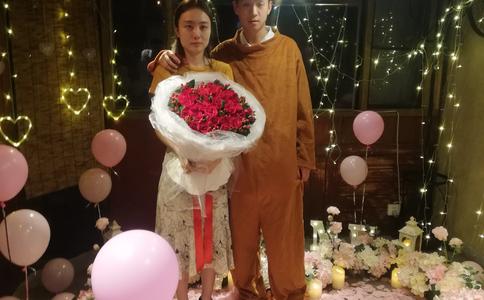 成都香槟广场浪漫求婚 多年苦恋终成正果