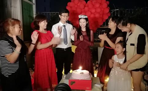 重庆超感人求婚：超级暖男小区广场求婚重病女友，只为一句承诺