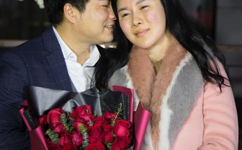 浪漫小伙潍坊求婚：V1广场见真爱 路人亲友齐祝福