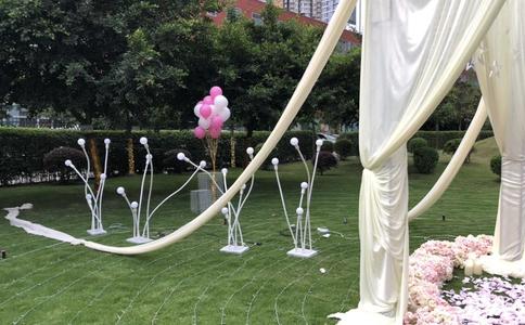 东莞80后LED巨屏求婚 广场当众下跪浪漫求婚成功
