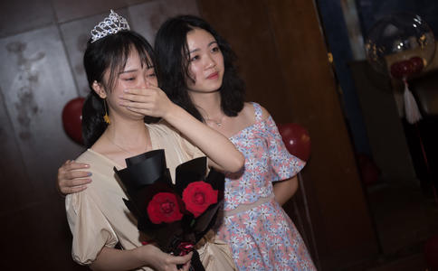 情人节沈阳求婚：燃气集团女客服工作现场被求婚