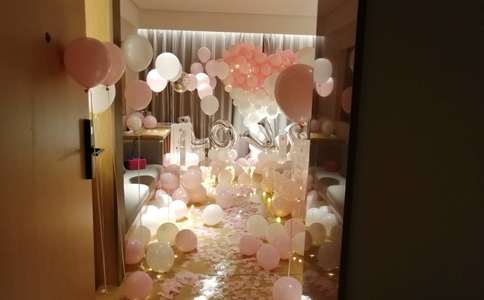 轿车喷漆求婚被扇 奇葩男子错误求婚惹怒女友