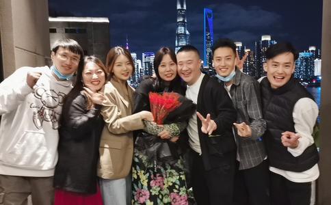 《失恋33天》作者鲍鲍生日当天被求婚 男友精心布置超浪漫求现场