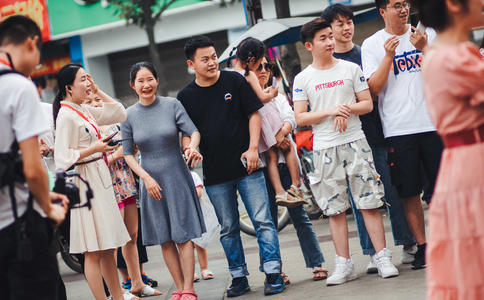 你知道戒指在中指的含义是什么吗_结婚