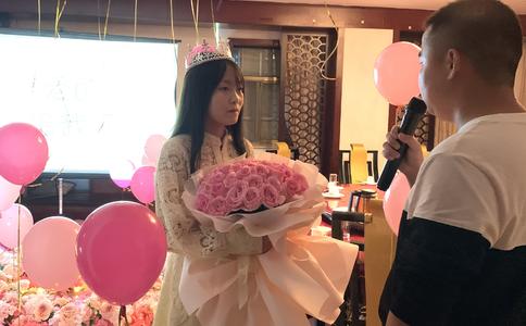 闺蜜订婚送她什么礼物