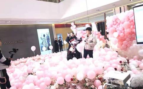 一男子求婚不成 对女友拳脚相加