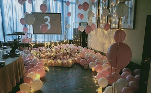 香港老板用巨幅广告来重庆求婚 解放碑上映土豪求婚