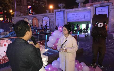 成都欢乐谷不一样的求婚方式 最终抱得美人归