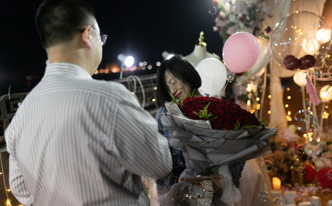 潍坊超浪漫的求婚：小伙湿地公园求婚成功 市民以为拍电影