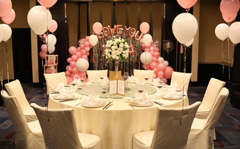 新娘敬酒伴娘要做什么_新娘