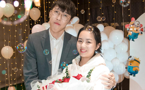 霞山广场上演湛江求婚：大屏幕缩影见证真爱