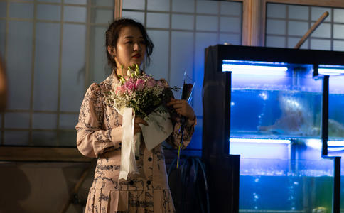 扬州求婚持续火爆：扬大校园摆300蜡烛300玫瑰 美女感动当场答应