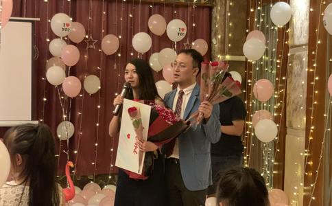 河南土豪求婚：长沙王府井广场摆9999朵玫瑰当街求爱