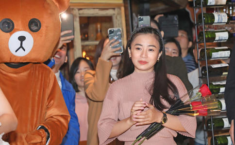 武汉最牛求婚哥：别拿几个臭钱玷污了爱情