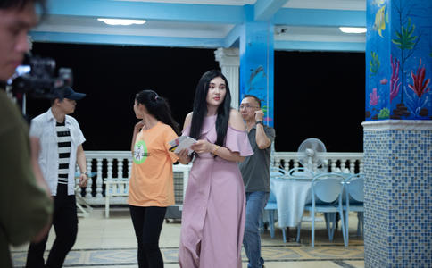 伴娘穿什么颜色礼服好_婚纱礼服