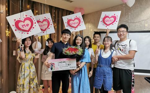 济南小伙为赢女友心 公交车厢内上演浪漫求婚