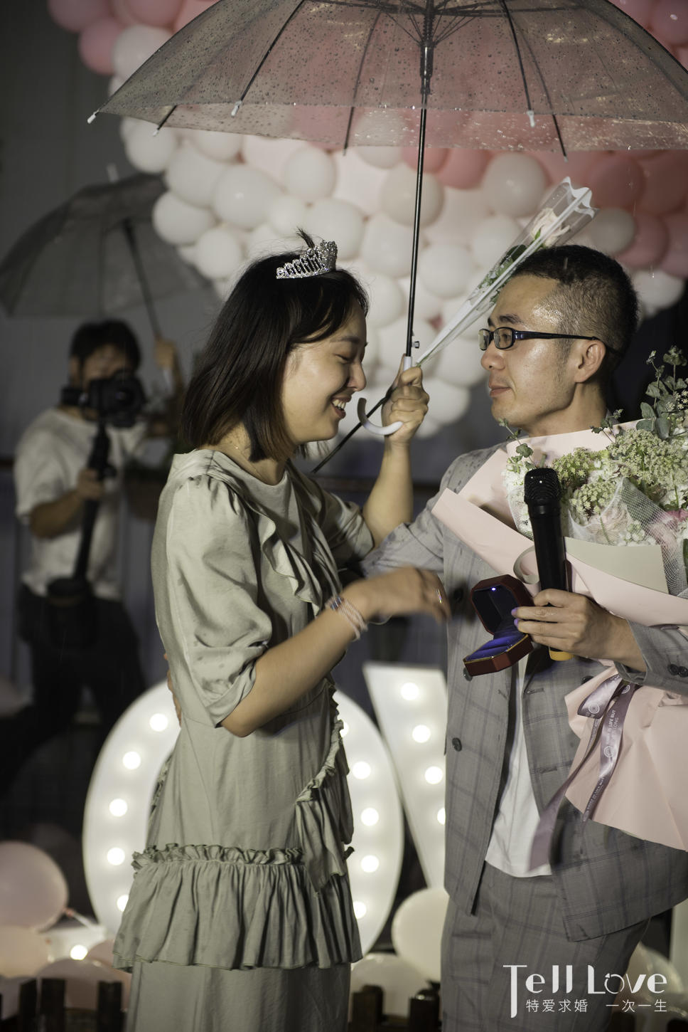 七夕快闪贵州求婚:90后七夕集体活动 另类的求爱感动全场