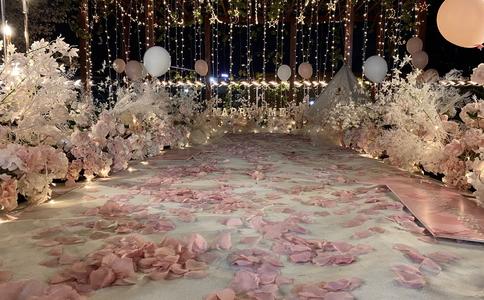 上海陆家嘴惊现浪漫求婚：主角竟然是女生穿婚纱求婚男生
