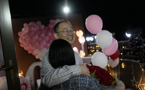 一个黄金戒指多少克_结婚