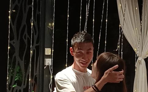 关于结婚戒指谁来买_结婚